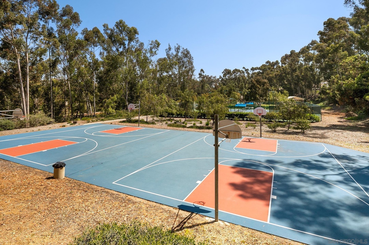 4776 East El Monte Way