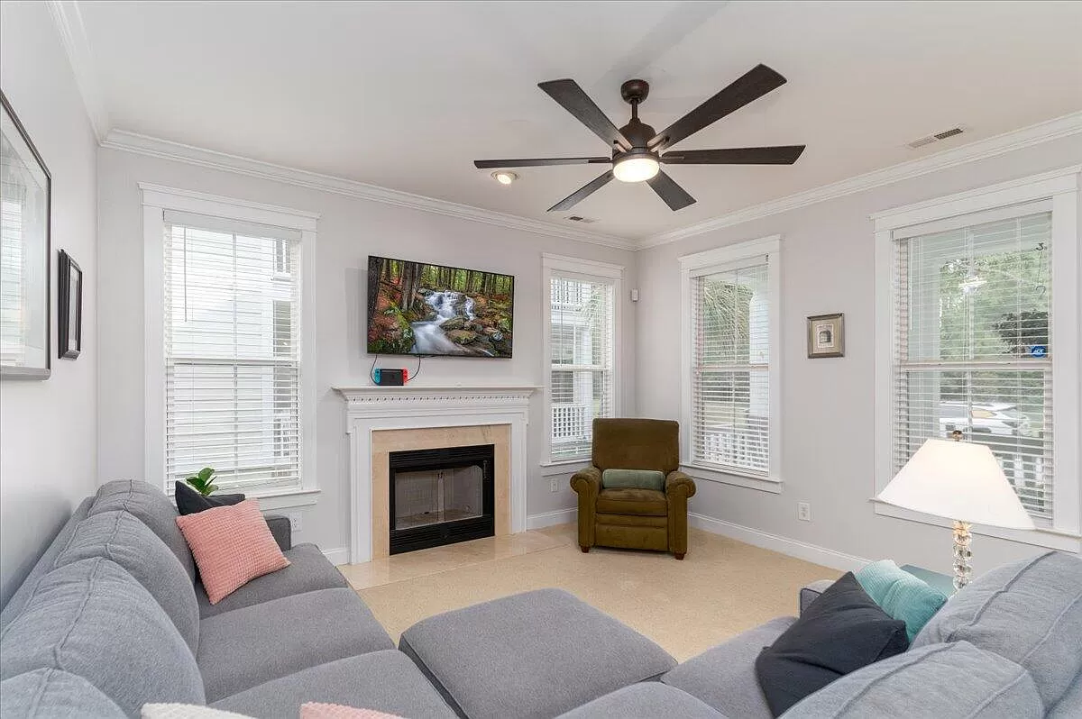 1557 North Honore Street