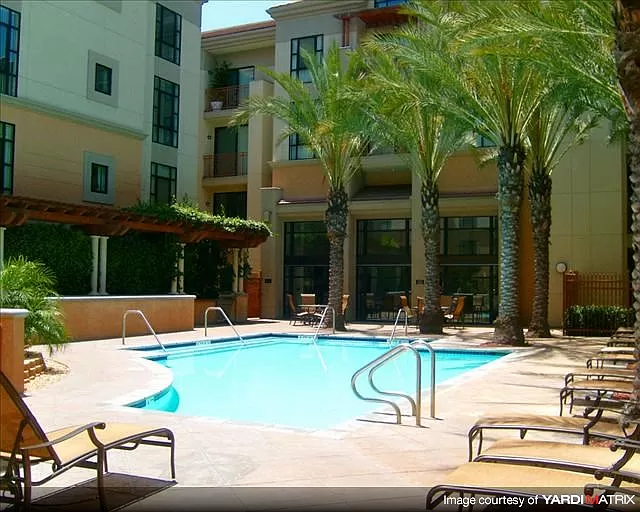 290 North Hudson Avenue, Unit 1